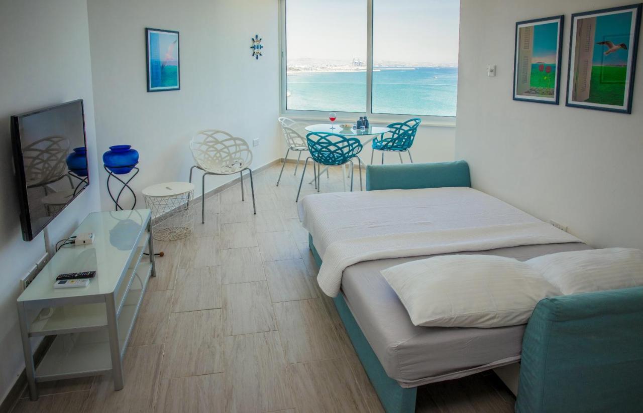 Beachfront Skyline Retreat 1Br Pool Central Apartment *