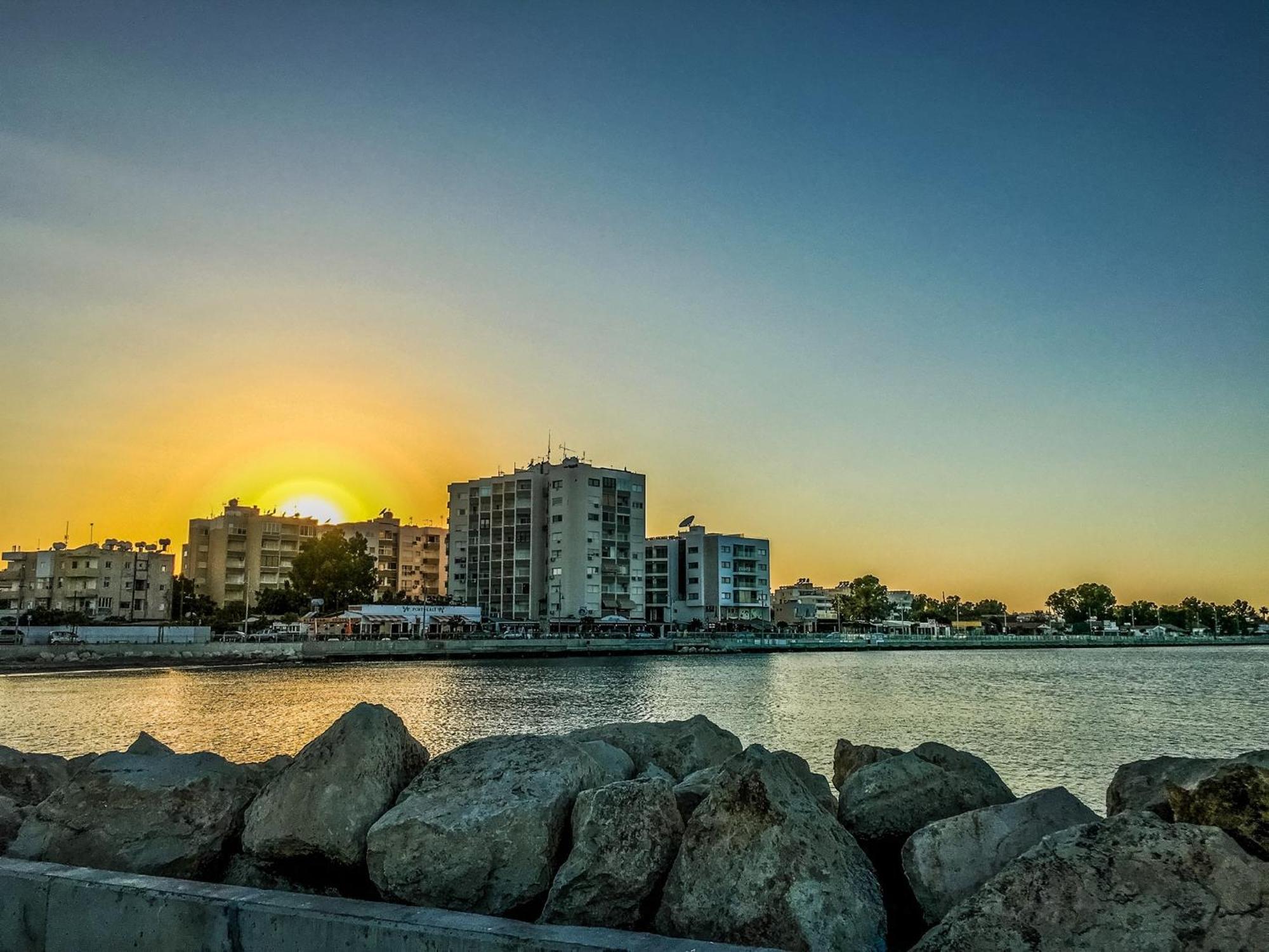 Beachfront Skyline Retreat 1Br Pool Central *