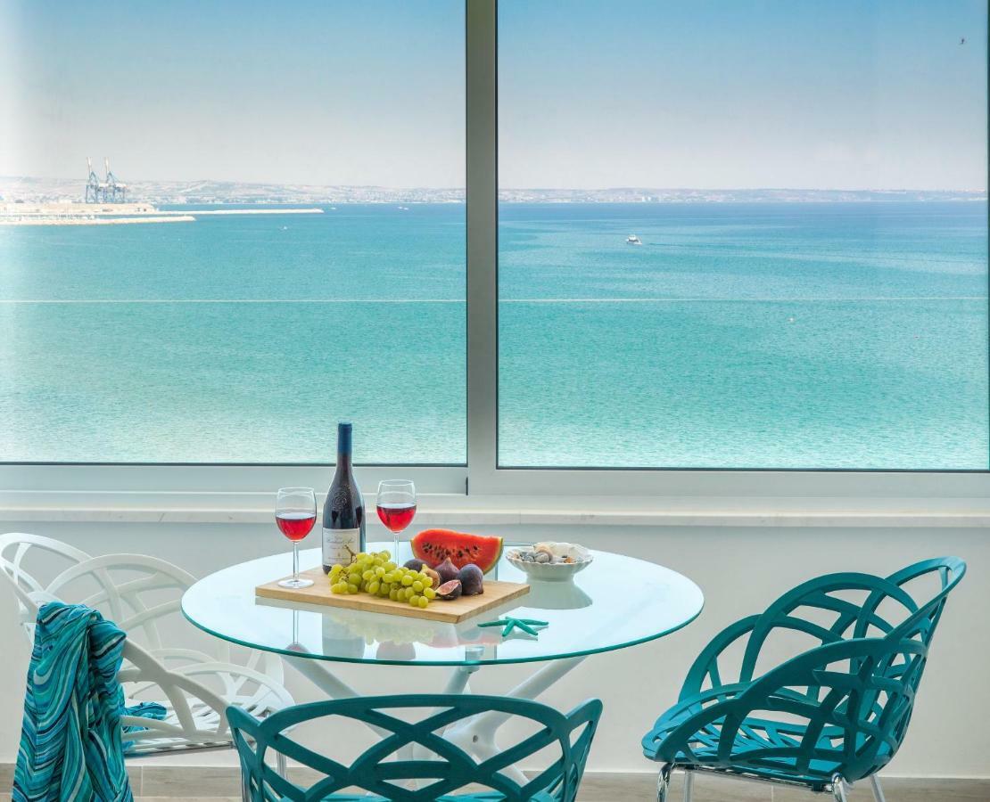 Apartment Beachfront Skyline Retreat 1Br Pool Central