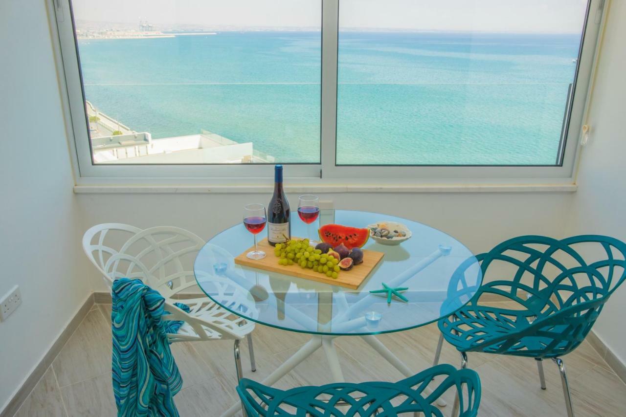 Beachfront Skyline Retreat 1Br Pool Central Larnaca