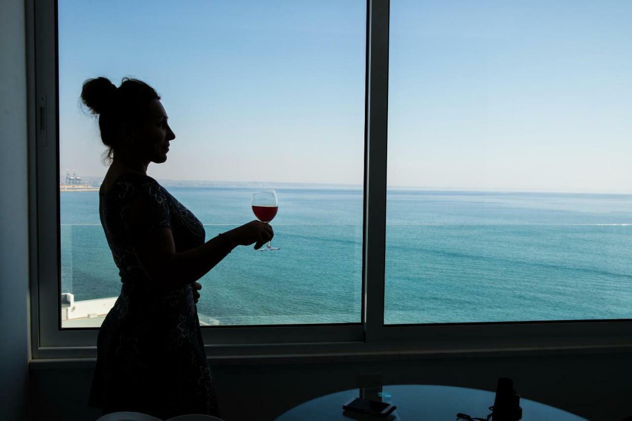 Beachfront Skyline Retreat 1Br Pool Central * Larnaca