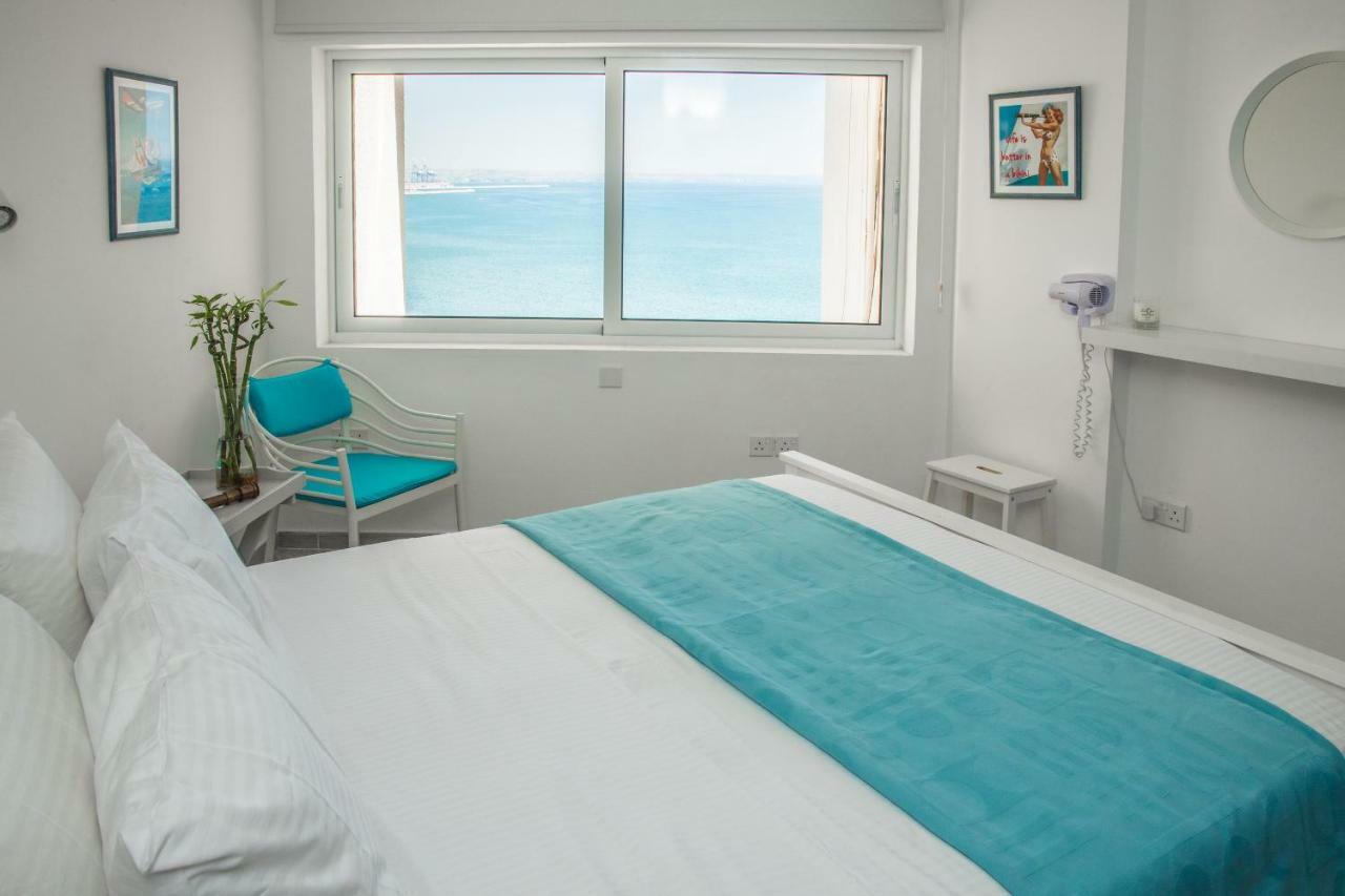 Apartment Beachfront Skyline Retreat 1Br Pool Central
